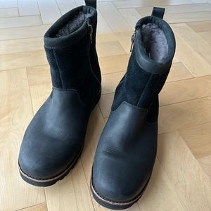 UGG black men’s boots size 10 waterproof. Excellent condition.